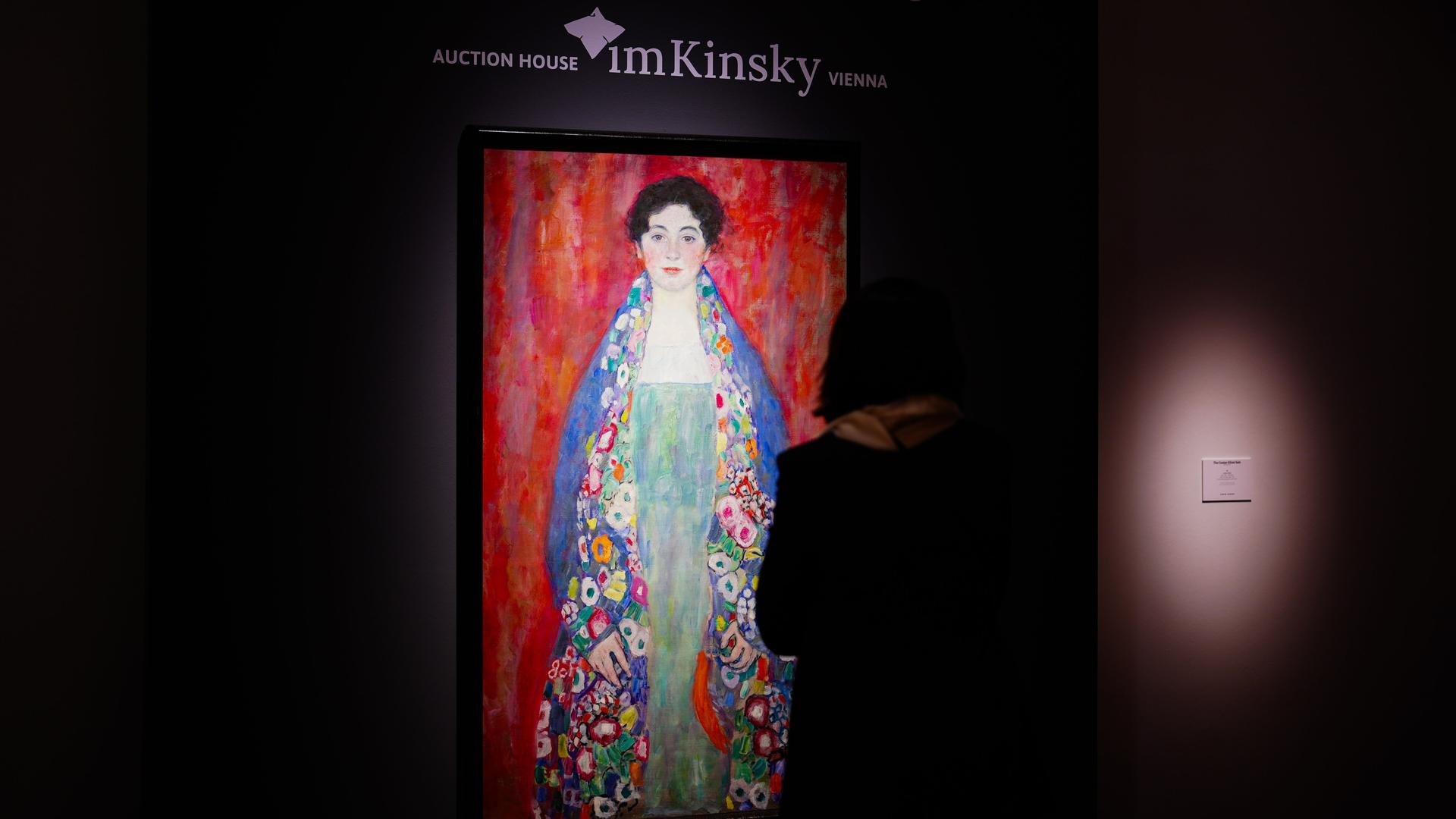 Blick auf das Gemälde "Fräulein Lieser" von Gustav Klimt. Es ist hell erleuchtet vor dunklem Hintergrund.