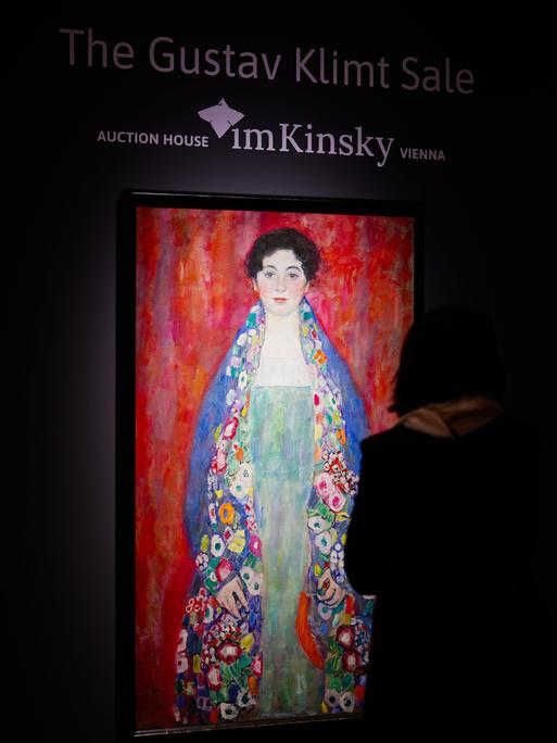 Blick auf das Gemälde "Fräulein Lieser" von Gustav Klimt. Es ist hell erleuchtet vor dunklem Hintergrund.