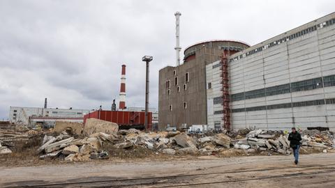 Blick auf das Atomkraftwerk Saporischschja, das derzeit wegen der anhaltenden Kämpfe abgeschaltet ist.