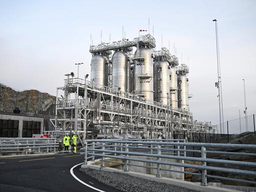 Die Aufnahme zeigt die Anlagen von Northern Lights, einem Projekt zur CO₂-Abscheidung und -Speicherung nahe Bergen in Norwegen. Mehrere große Industriegebäude und Rohrleitungen sind zu sehen.