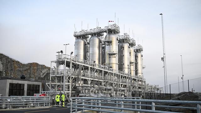 Die Aufnahme zeigt die Anlagen von Northern Lights, einem Projekt zur CO₂-Abscheidung und -Speicherung nahe Bergen in Norwegen. Mehrere große Industriegebäude und Rohrleitungen sind zu sehen.