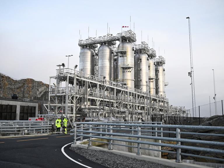 Die Aufnahme zeigt die Anlagen von Northern Lights, einem Projekt zur CO₂-Abscheidung und -Speicherung nahe Bergen in Norwegen. Mehrere große Industriegebäude und Rohrleitungen sind zu sehen.