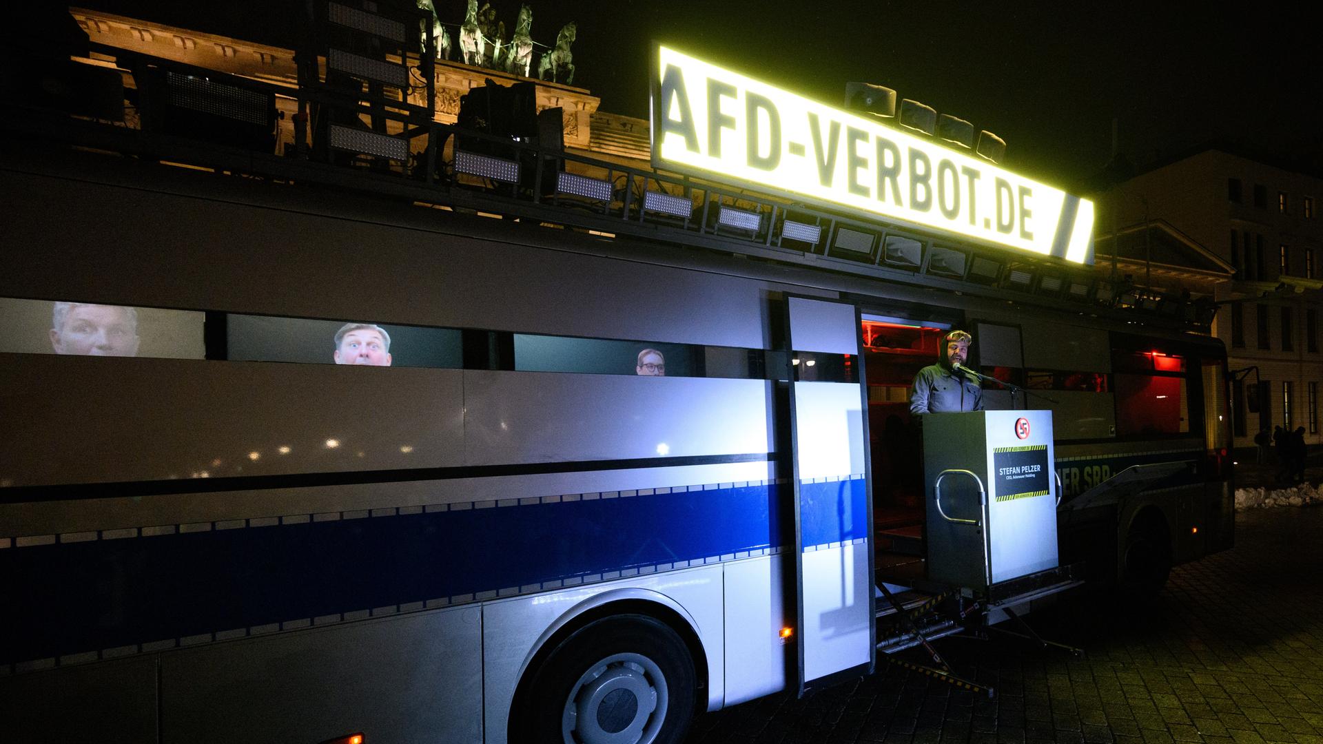 Vor dem Brandenburger Tor steht ein ehemaliger Gefangenentransporter.