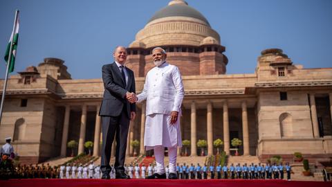 Bundeskanzler Scholz schüttelt die Hand von Indiens Premierminister Modi.