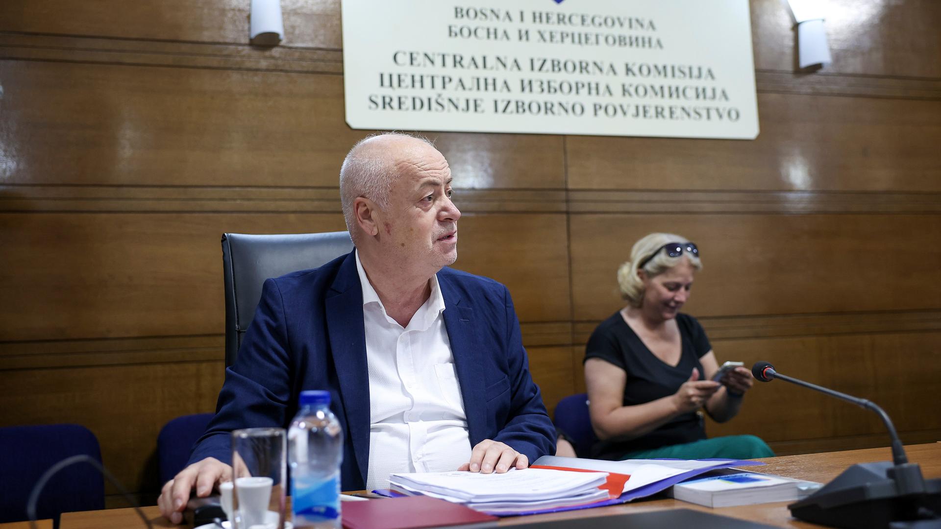 Das Mitglied der Central Election Commission of Bosnia and Herzegovina, Suad Arnautovic, leitet die Sitzung, in der beschlossen wird, dass Dodik seiner Ämter enthoben werden soll.