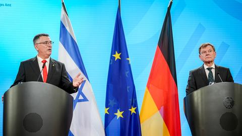 Berlin: Außenminister Johann Wadephul (r, CDU) und sein israelischer Amtskollege Gideon Saar geben nach gemeinsamen Gesprächen eine Pressekonferenz. Hinter ihnen die deutsche, europäische und israelische Fahne.
