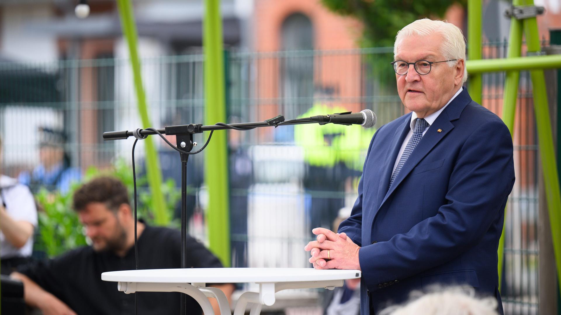 Bundespräsident Frank-Walter Steinmeier besucht das Familienzentrum des KulTus e.V. in der Region Märkisch-Oderland und spricht dort zu den Besuchern. Er steht an einem Rednerpult und trägt einen blauen Anzug. Bundespräsident Frank-Walter Steinmeier besucht das Familienzentrum des KulTus e.V. in der Region Märkisch-Oderland und spricht dort zu den Besuchern. Er steht an einem Rednerpult und trägt einen blauen Anzug.