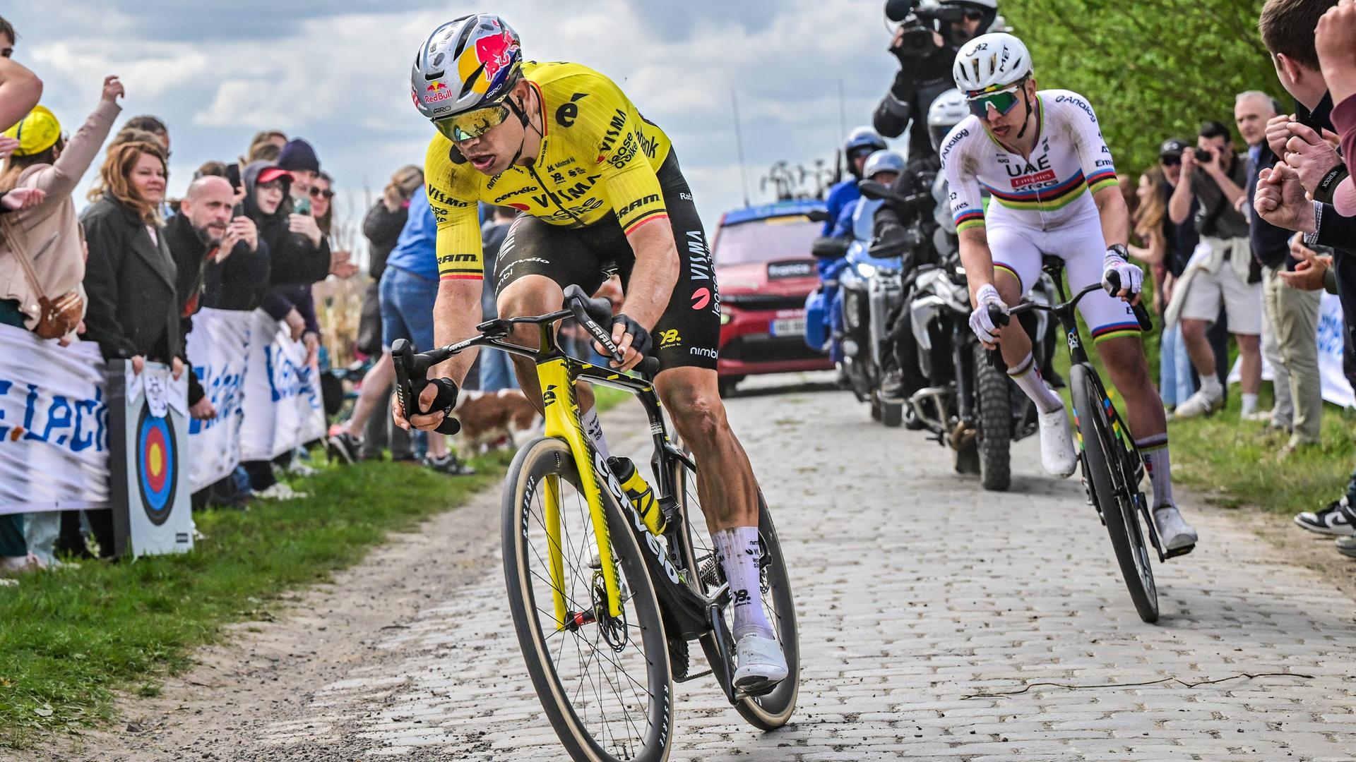 Die Radprofis Wout van Aert aus Belgien und Tadej Pogacar aus Slowenien beim Radrennen Paris-Roubaix. Die Radprofis Wout van Aert aus Belgien und Tadej Pogacar aus Slowenien beim Radrennen Paris-Roubaix.