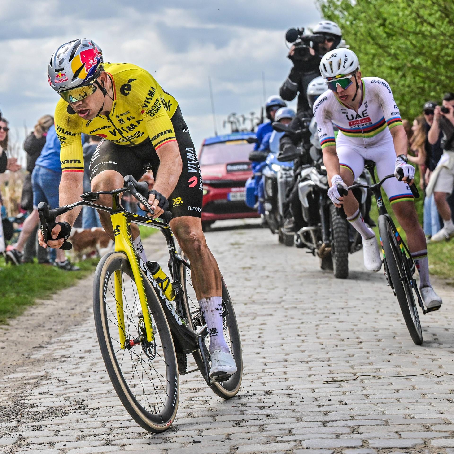 Die Radprofis Wout van Aert aus Belgien und Tadej Pogacar aus Slowenien beim Radrennen Paris-Roubaix.