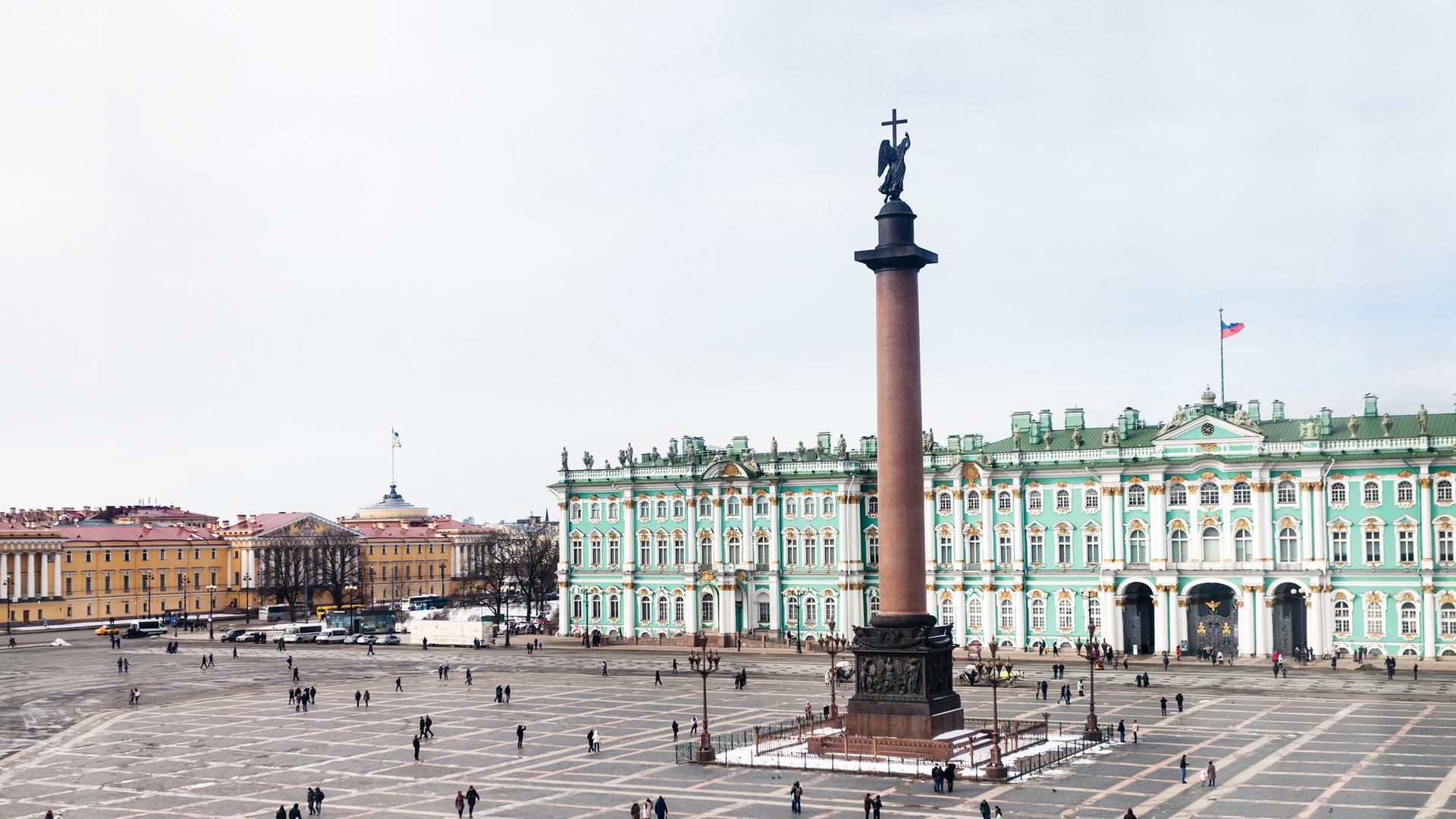 Platz vor der Ermitage in St. Petersburg Platz vor der Ermitage in St. Petersburg