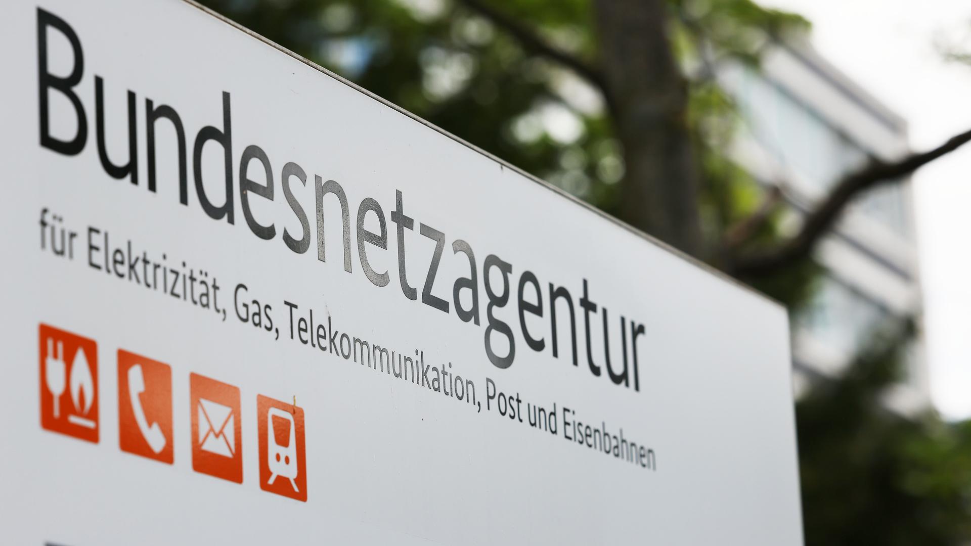 Ein Schild weist auf den Sitz der Bundesnetzagentur in Bonn hin. Ein Schild weist auf den Sitz der Bundesnetzagentur in Bonn hin.