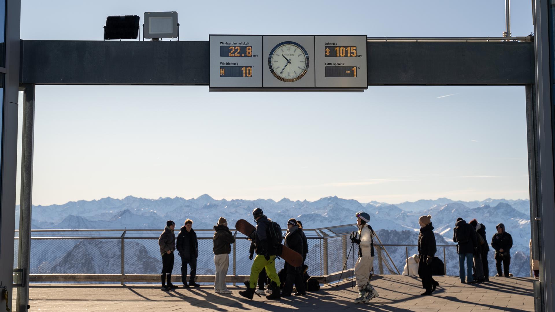 Symbolbild: Personen halten sich auf der Aussichtsplattform am Gipfel der Zugspitze auf. 28.12.2025