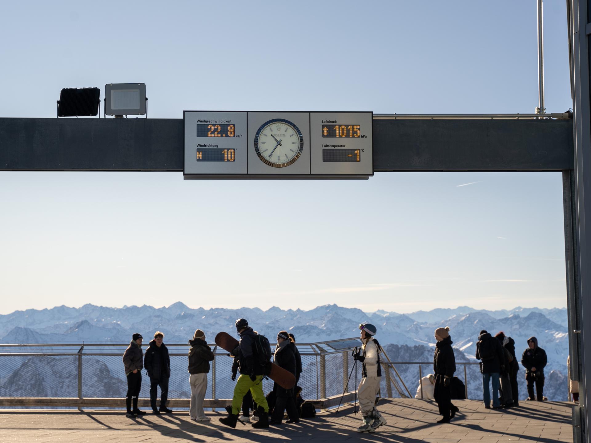 Symbolbild: Personen halten sich auf der Aussichtsplattform am Gipfel der Zugspitze auf. 28.12.2025