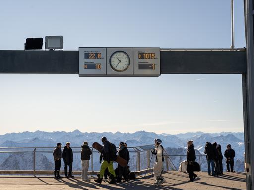 Symbolbild: Personen halten sich auf der Aussichtsplattform am Gipfel der Zugspitze auf. 28.12.2025