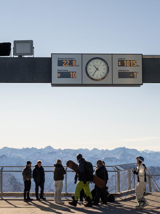 Symbolbild: Personen halten sich auf der Aussichtsplattform am Gipfel der Zugspitze auf. 28.12.2025