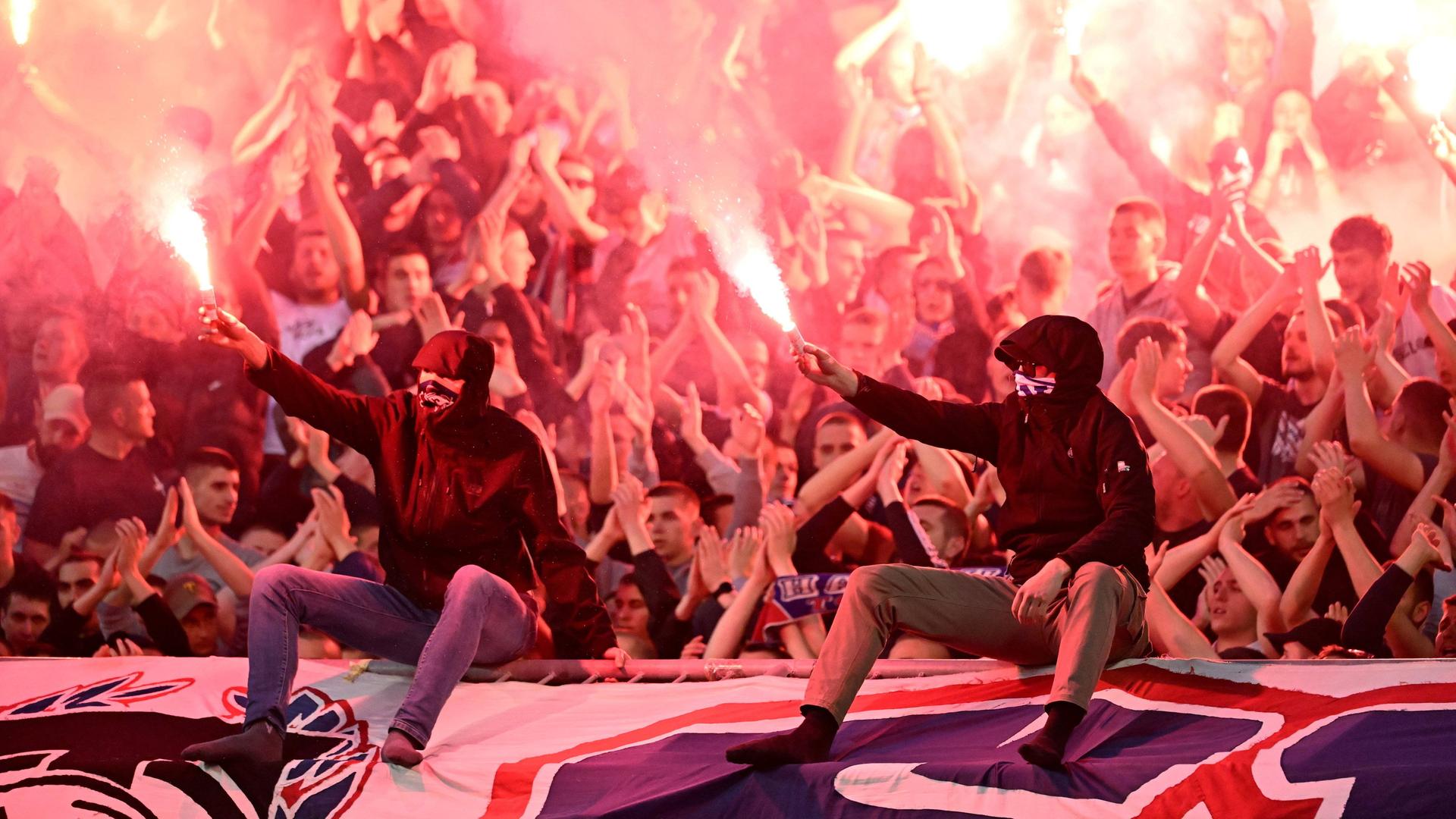Vermummte Fans zünden auf der Tribüne Bengalos. (IMAGO / HANZA MEDIA / IMAGO / Ante Cizmic) Vermummte Fans zünden auf der Tribüne Bengalos. (IMAGO / HANZA MEDIA / IMAGO / Ante Cizmic)