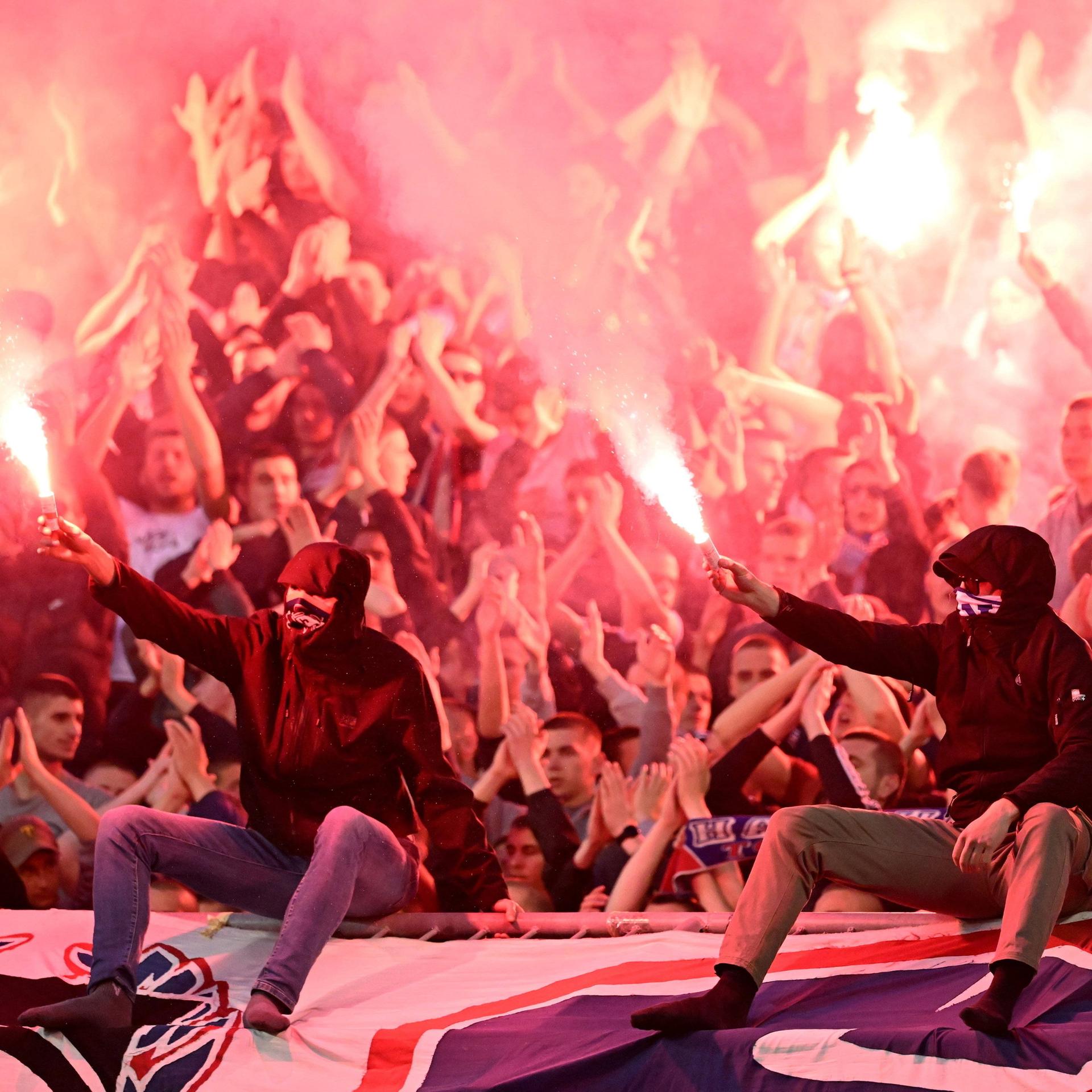 Vermummte Fans zünden auf der Tribüne Bengalos. (IMAGO / HANZA MEDIA / IMAGO / Ante Cizmic)