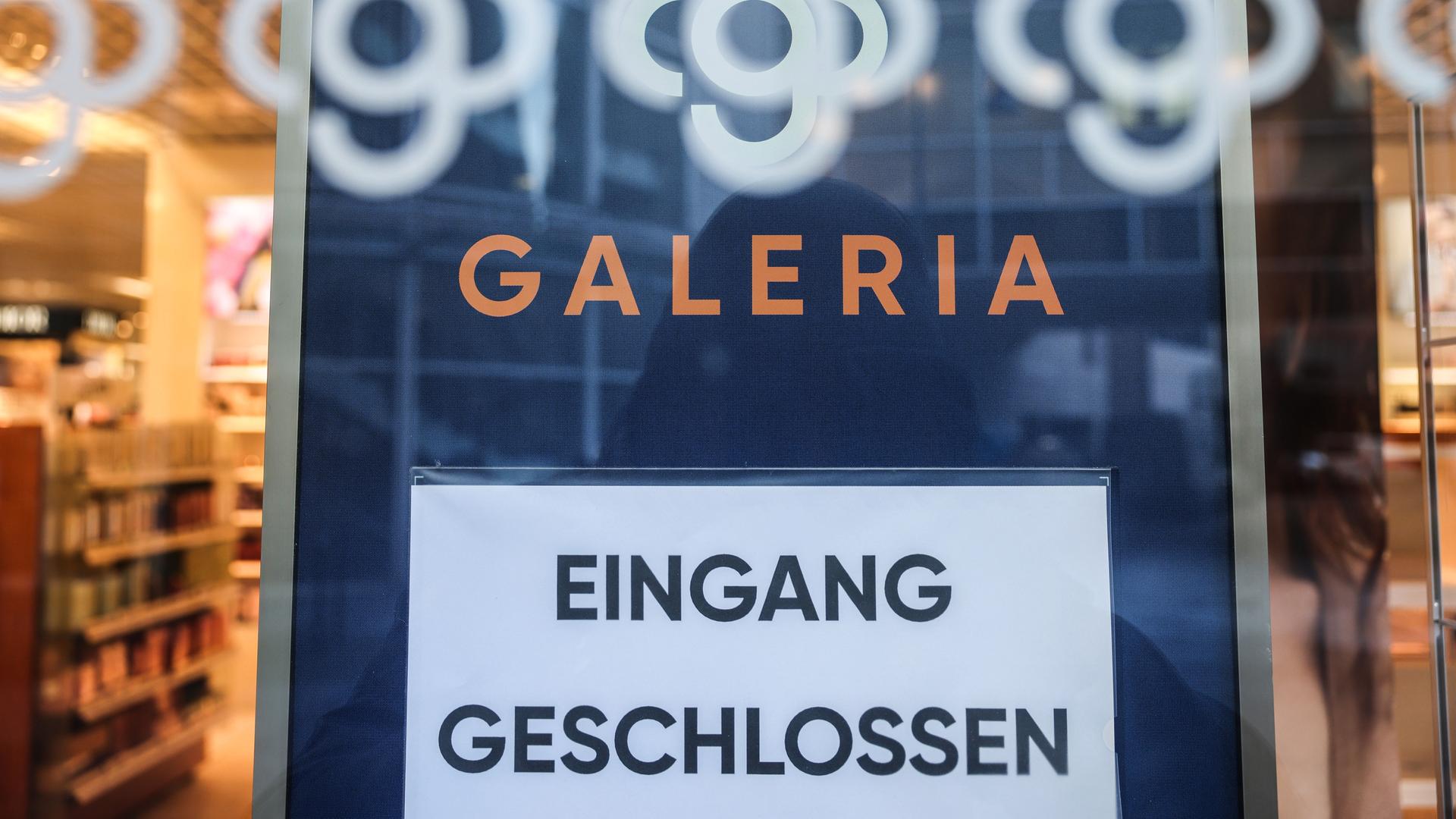 Ein Schild mit Aufschrift "Eingang geschlossen" ist an der Tür der Filiale der Warenhauskette Galerie Karstadt Kaufhof in Köln zu lesen.