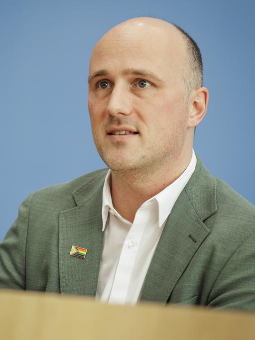 Sven Lehmann, Parlamentarischer Staatssekretaer im Bundesministerium für Familie, Senioren, Frauen und Jugend sowie Queer-Beauftragter der Bundesregierung sitzt in der Bundespressekonferenz.