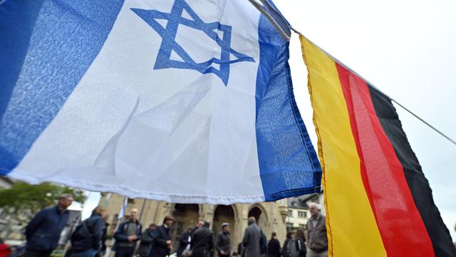 Teilnehmer einer Gedenkkundgebung der Deutsch-Israelischen Gesellschaft und der Jüdischen Landesgemeinde vor dem Erfurter Rathaus anlässlich des Jahrestags des Hamas-Angriffs. 
