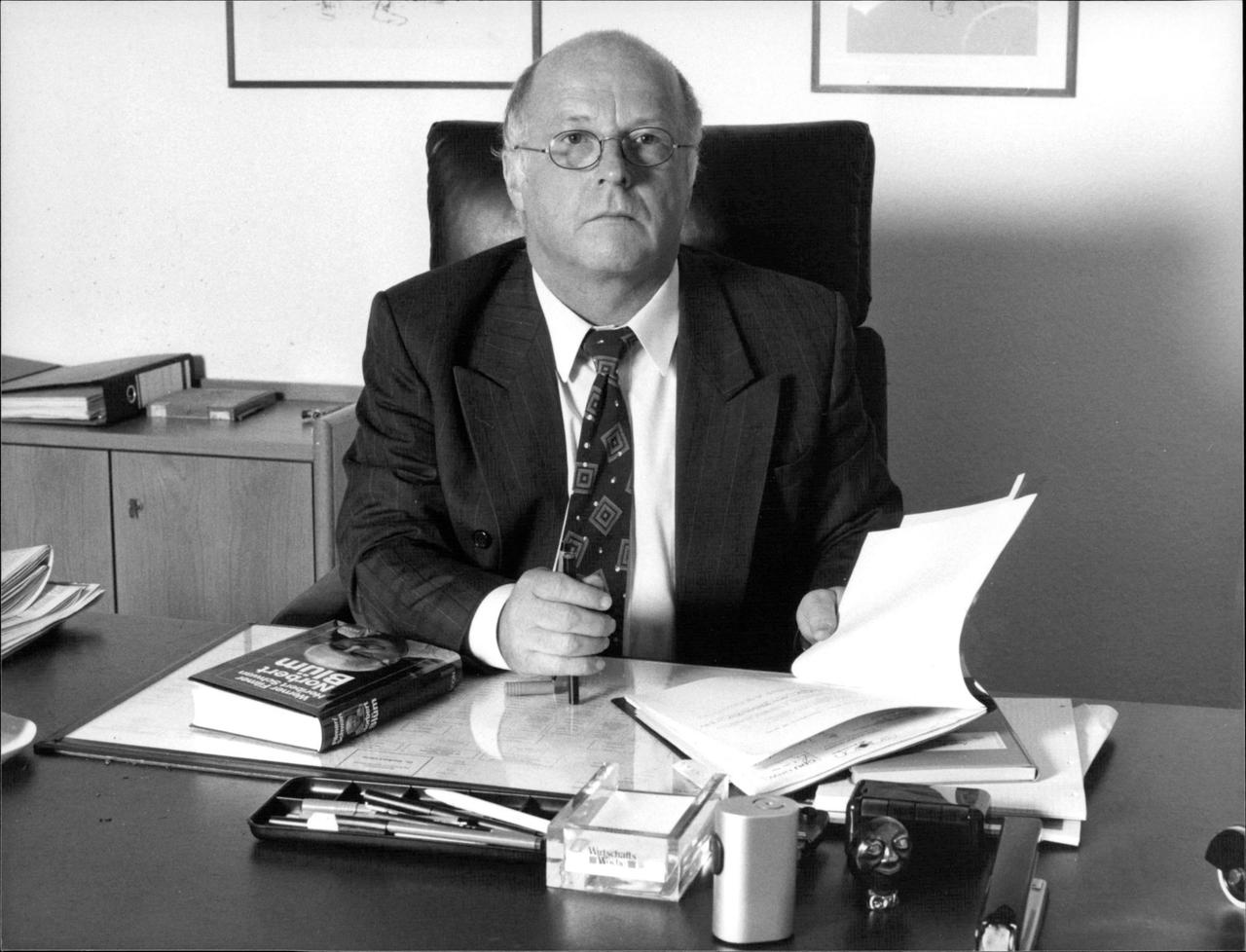 Das Foto zeigt Norbert Blüm, den Bundesminister für Arbeit und Sozialordnung, Spitzenkandidat der CDU von NRW für die Landtagswahlen 1990 hinter seinem Schreibtisch.
