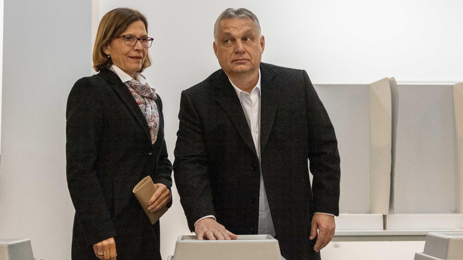 Viktor Orban und seine Frau geben ihre Stimme für die Wahl ab.