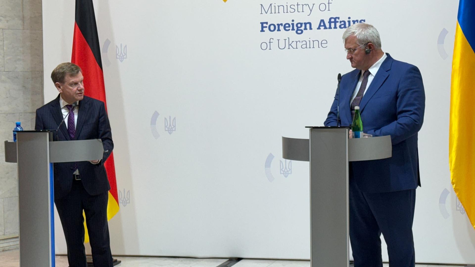 Kiew: Johann Wadephul (CDU, l), Außenminister von Deutschland, und sein ukrainischer Amtskollege Andrij Sybiha geben nach ihrem Gespräch eine Pressekonferenz. Kiew: Johann Wadephul (CDU, l), Außenminister von Deutschland, und sein ukrainischer Amtskollege Andrij Sybiha geben nach ihrem Gespräch eine Pressekonferenz.