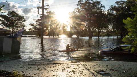 Ein Mädchen paddelt in einem Kanu durch die Fluten am 24. März 2021 in South Windsor Sydney, Australien. 