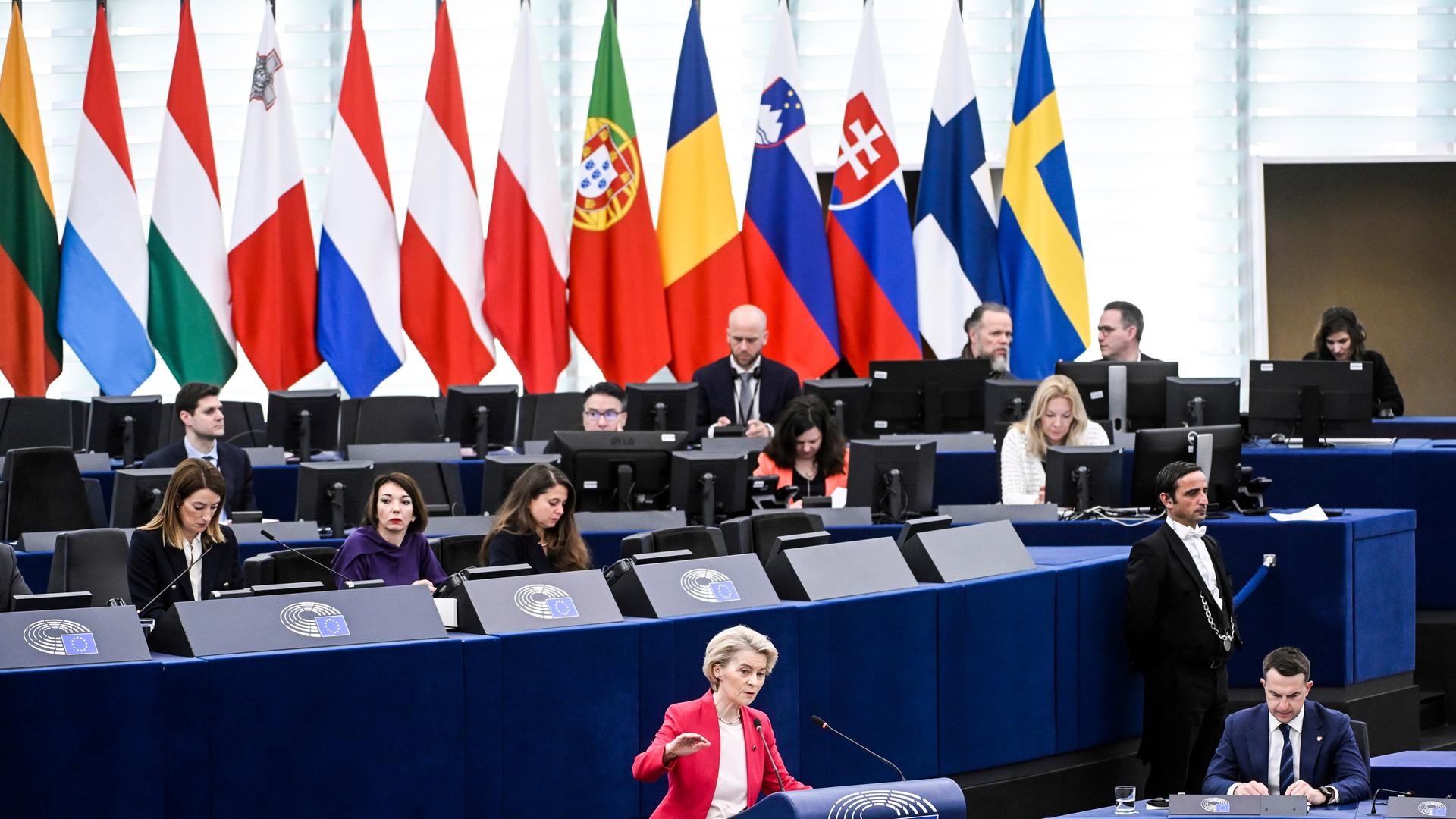 EU-Kommissionspräsidentin Ursula von der Leyen spricht im Europaparlament in Straßburg.