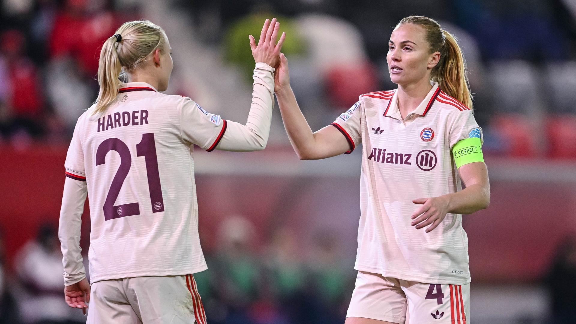 Die Münchner Spielerinnen Pernille Harder (l) und Glodis Perla Viggosdottir (r) klatschen sich ab.