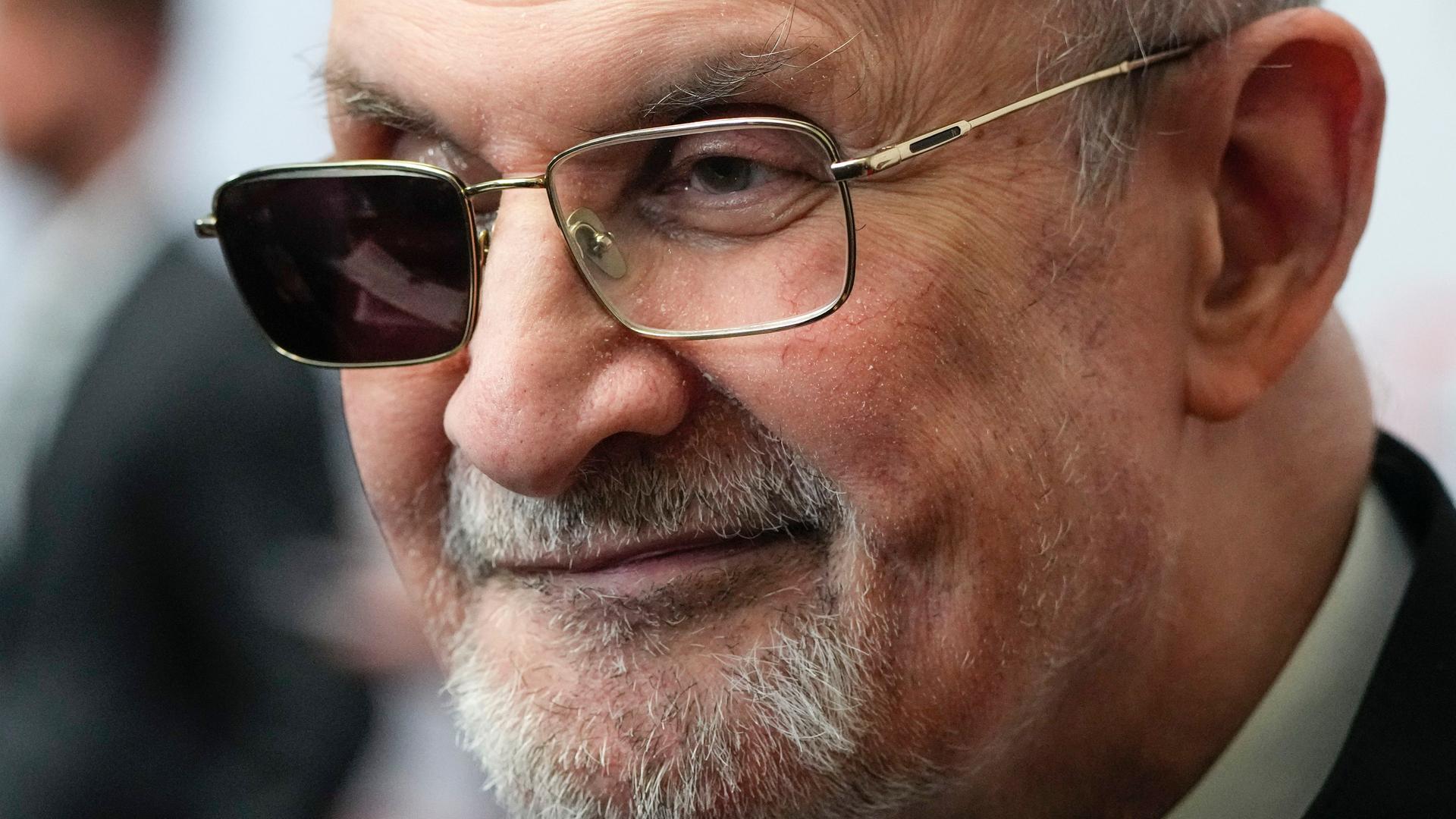 Salman Rushdie mit einer Brille mit einer verdunkelten Seite.