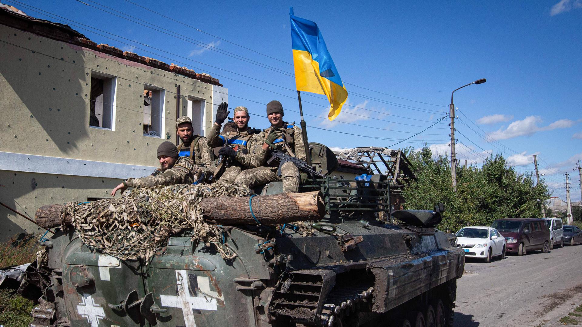 Ukrainische Soldaten fahren in einem gepanzerten Mannschaftswagen.