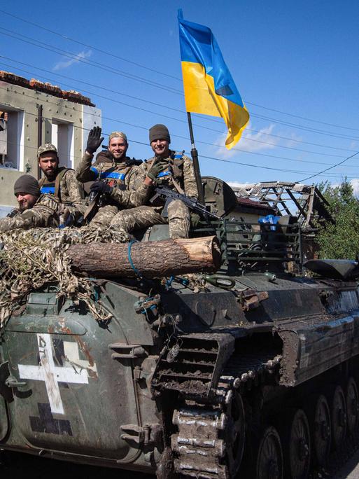 Ukrainische Soldaten fahren in einem gepanzerten Mannschaftswagen.