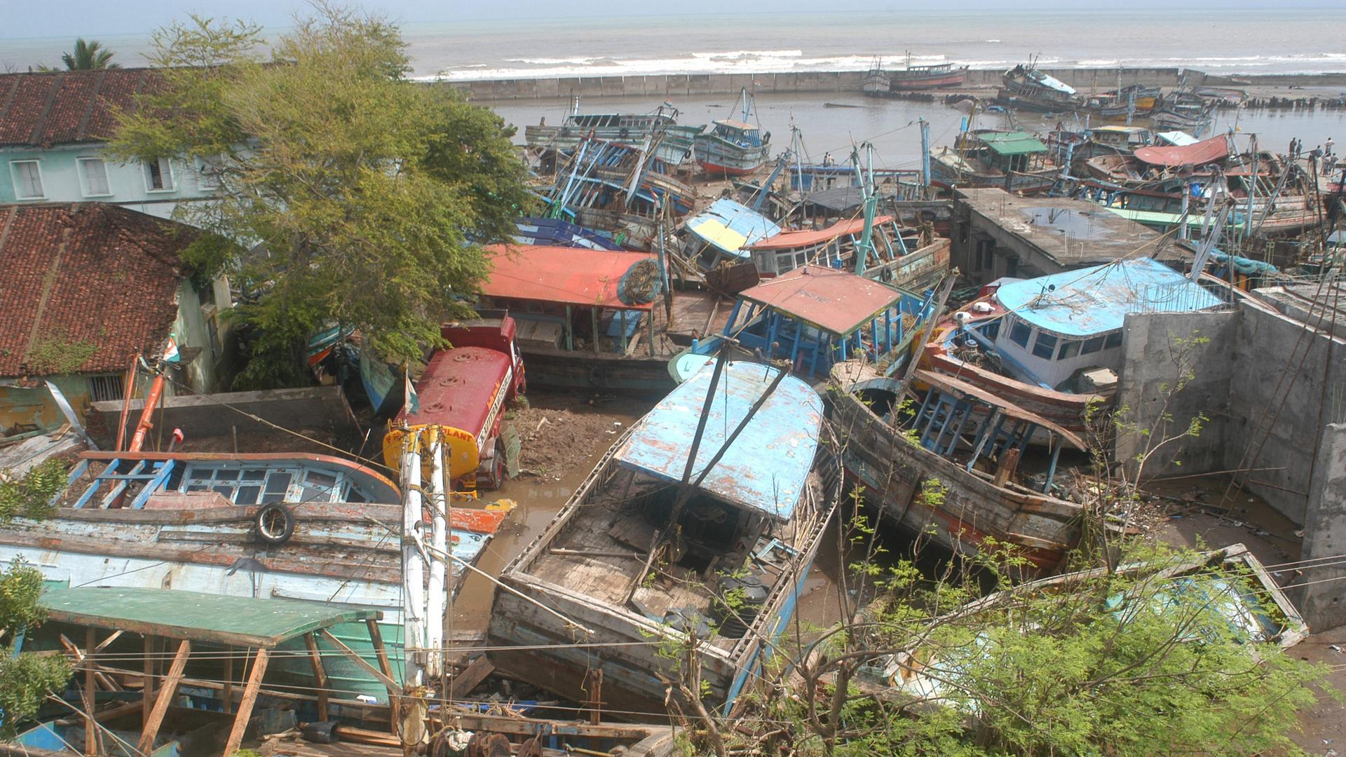 Verwüstung im indischen Velankanni nach dem Tsunami vom 26.12.2004. Boote liegen herumgewirbelt und zerstört am Ufer des indischen Ozeans.