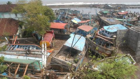Verwüstung im indischen Velankanni nach dem Tsunami vom 26.12.2004. Boote liegen herumgewirbelt und zerstört am Ufer des indischen Ozeans.