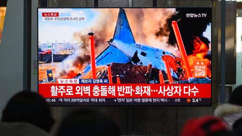 Der Bericht über einen Flugzeugabsturz in Südkorea wird auf einem Fernseher in einer Haltestelle in der Hauptstadt Seoul gezeigt.