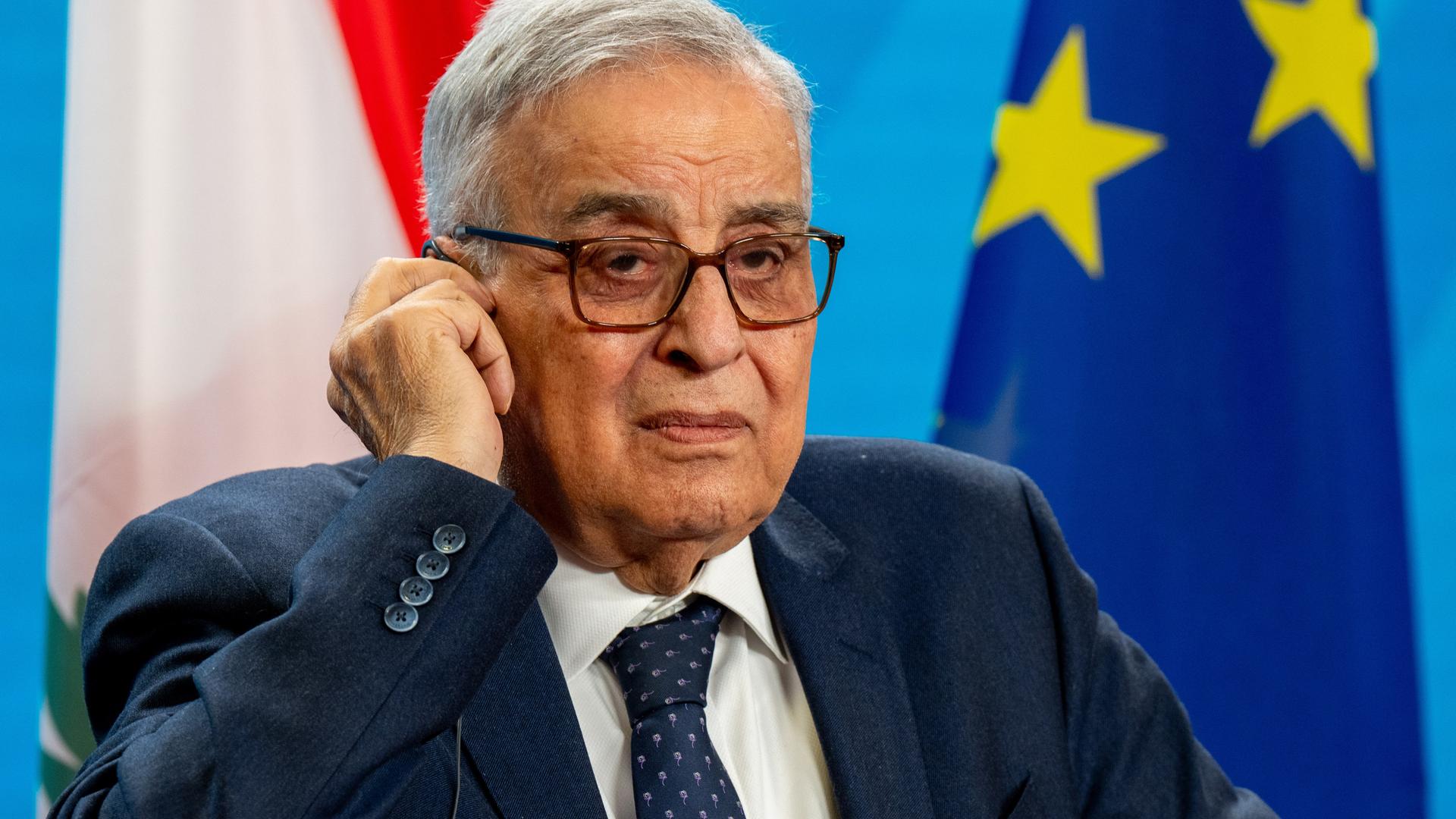 Abdallah Bou Habib, Außenminister des Libanon, sitzt an einem Tisch. 