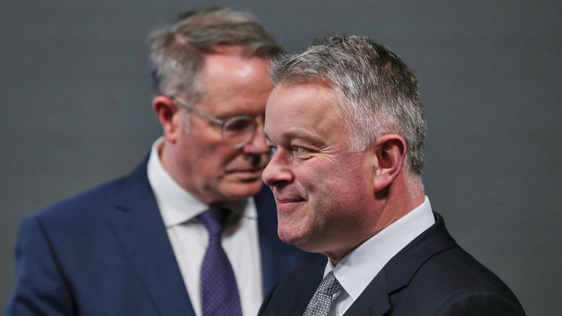 Die beiden Spitzenkandidaten der Landtagswahl in Rheinland-Pfalz stehen nebeneinander: Der unterlegene Ministerpräsident Alexander Schweitzer (SPD) blickt nach unten, sein Herausforderer und Wahlgewinner Gordon Schnieder (CDU) lächelt. 