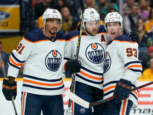 Evander Kane und Ryan Nugent-Hopkins gratulieren Leon Draisaitl nach einem Tor.