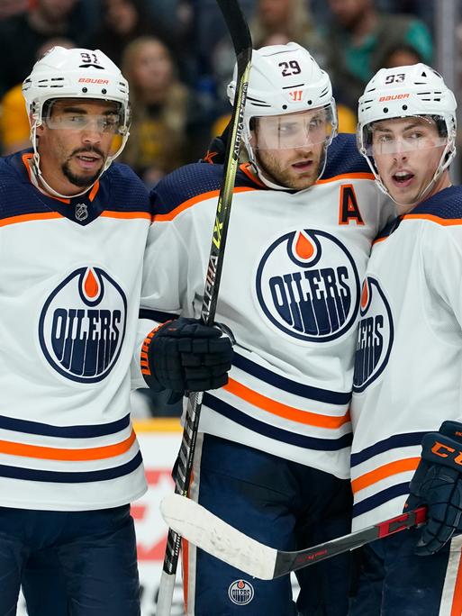 Evander Kane und Ryan Nugent-Hopkins gratulieren Leon Draisaitl nach einem Tor.