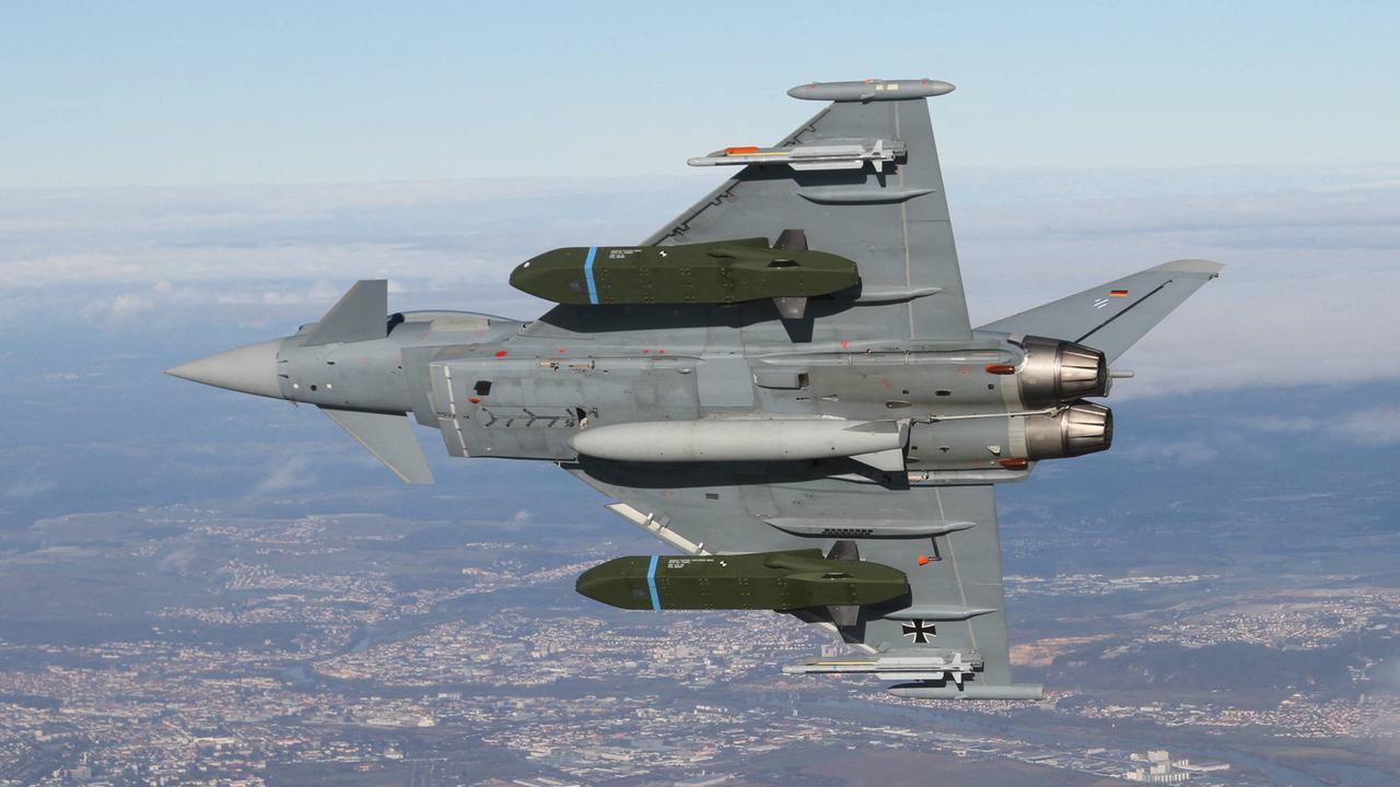 Marschflugkörper vom Typ Taurus KEPD 350 aus schwedisch-deutscher Produktion für Deutschland, Spanien und Südkorea gefertigt wurde. Russische Militärexperten warnen, dass der Langstreckenflugkörper russische Luftabwehrsysteme bedroht und von ukrainischen Su-27 und Su-24-Jets abgefeuert werden könnte, die damit russische Versorgungslinien und Kommandozentren in Hinterland treffen könnten. Marschflugkörper vom Typ Taurus KEPD 350 aus schwedisch-deutscher Produktion für Deutschland, Spanien und Südkorea gefertigt wurde. Russische Militärexperten warnen, dass der Langstreckenflugkörper russische Luftabwehrsysteme bedroht und von ukrainischen Su-27 und Su-24-Jets abgefeuert werden könnte, die damit russische Versorgungslinien und Kommandozentren in Hinterland treffen könnten.