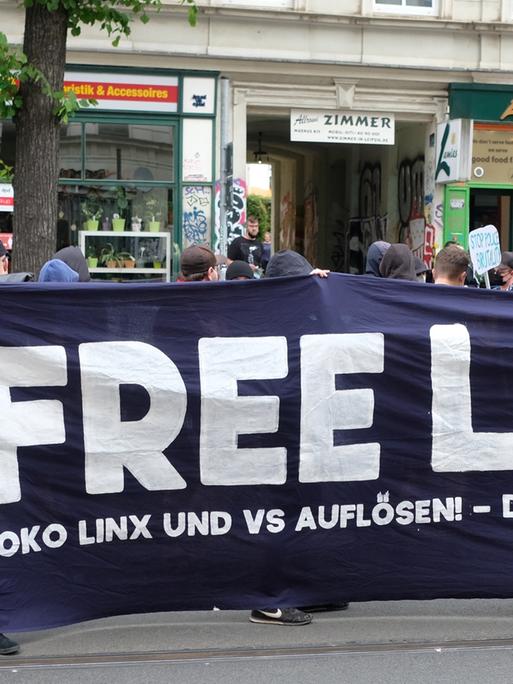 Linke Demonstration im Leipziger Stadtteil Connewitz: Die Leipziger Studentin Lina E. sitzt in Untersuchungshaft wegen des Verdachts, linksextreme Anschläge angeführt zu haben
