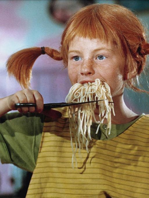 Pippi Langstrumpf schneidet sich einen aus ihrem Mund hängenden Bart auf Spaghetti mit der Schere ab
