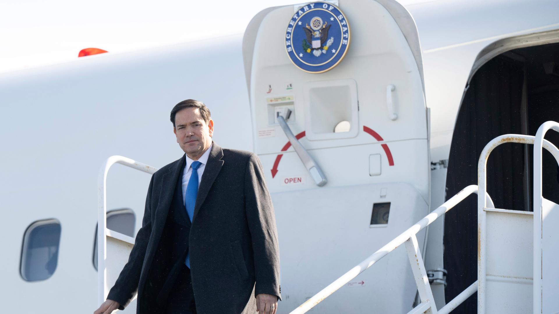 US-Außenminister Marco Rubio verlässt nach der Landung eine Regierungsmaschine.