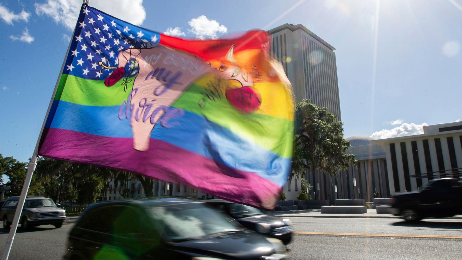 Tallahassee: Eine Flagge mit der Aufschrift «my body, my choice» («Mein Körper, meine Entscheidung») flattert im Wind gegenüber dem Kapitol von Florida.