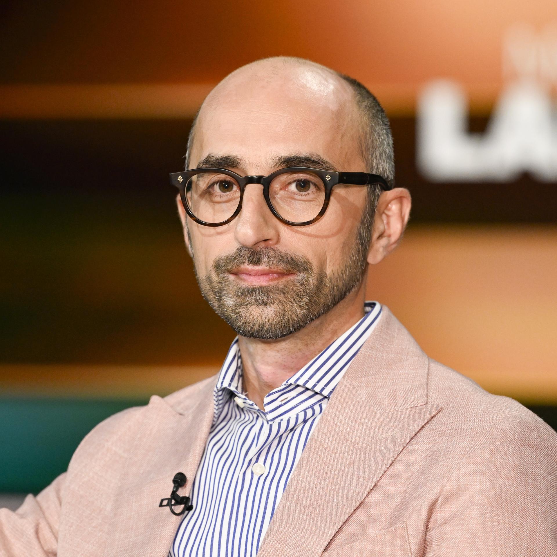 Eren Güvercin (Journalist) ist im August 2024 bei der Sendung "Markus Lanz" (ZDF) zu Gast und schaut in die Kamera. 