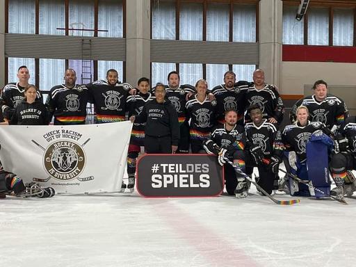 Das gemeinnützige Netzwerk „Hockey is Diversity“  mit aktuellen und ehemaligen Amateur- und Profi-Eishockeyspielern kämpft gegen Rassismus und Diskriminierung.