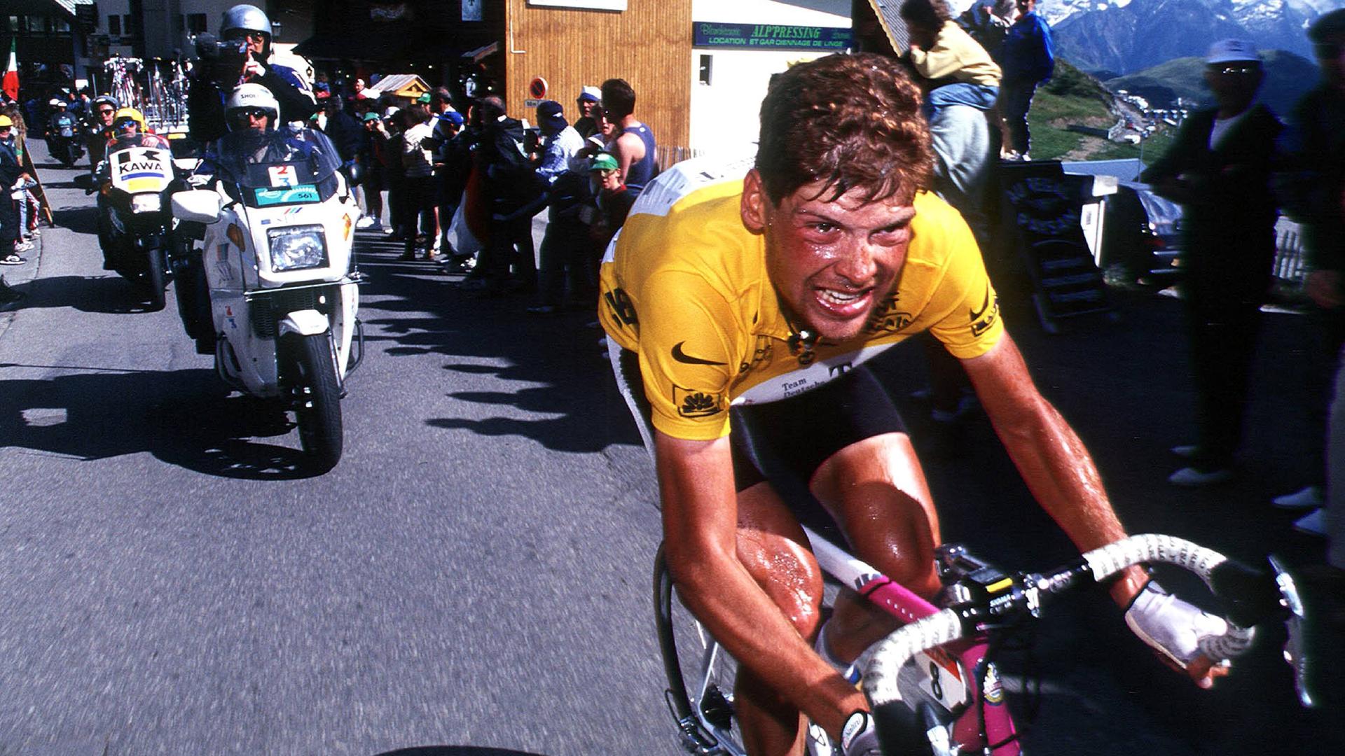 Das Bild zeigt das Jan Ullrich im Gelben Trikot auf seinem Fahrrad während der Tour de France 1997.