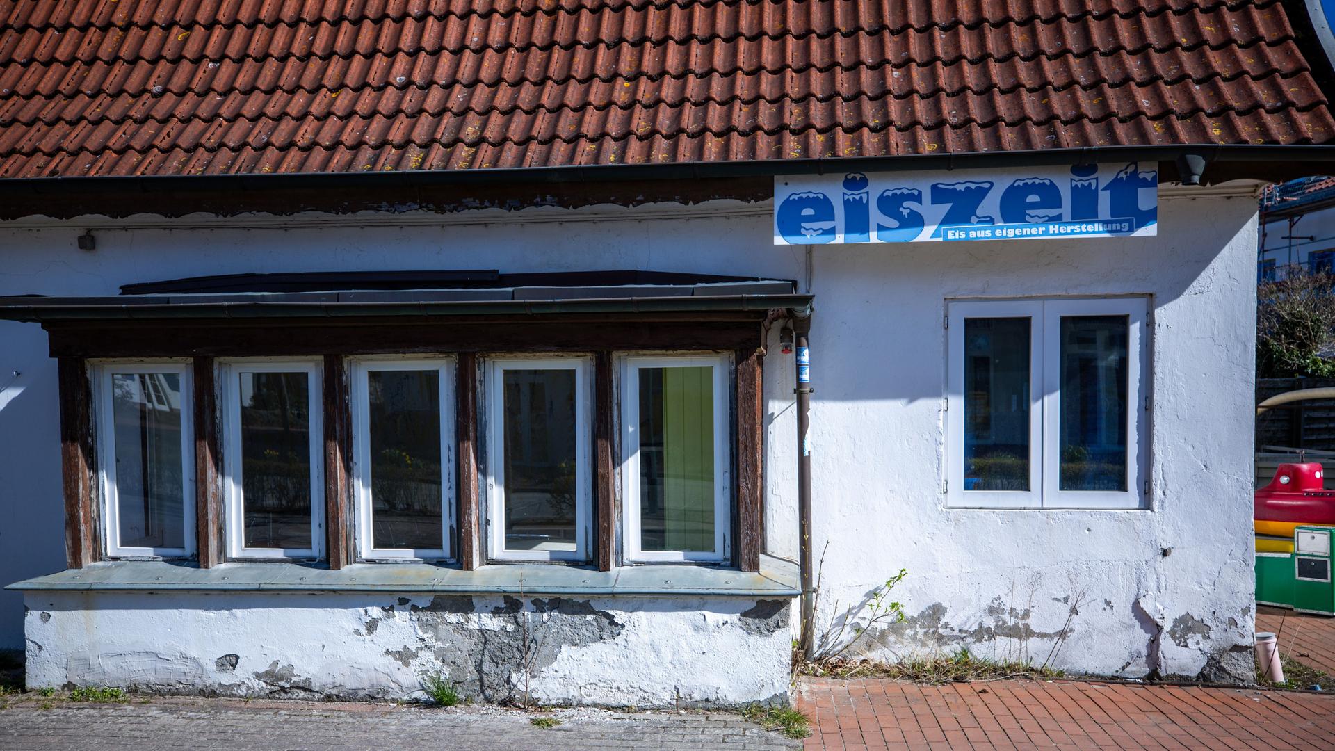 Ein leerstehendes Haus mit den Werbeschildern eines ehemaligen Eisladens steht im Zentrum des Ostseebads.