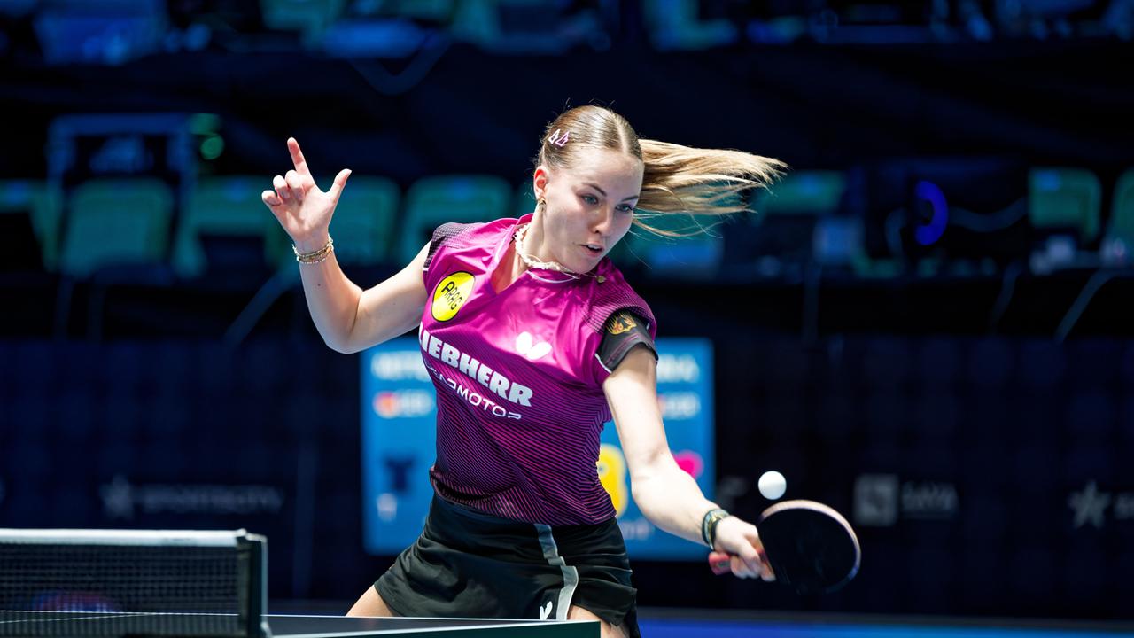 Die deutsche Tischtennisspielerin Annett Kaufmann steht an der Platte und reagiert während eines Ballwechsels.